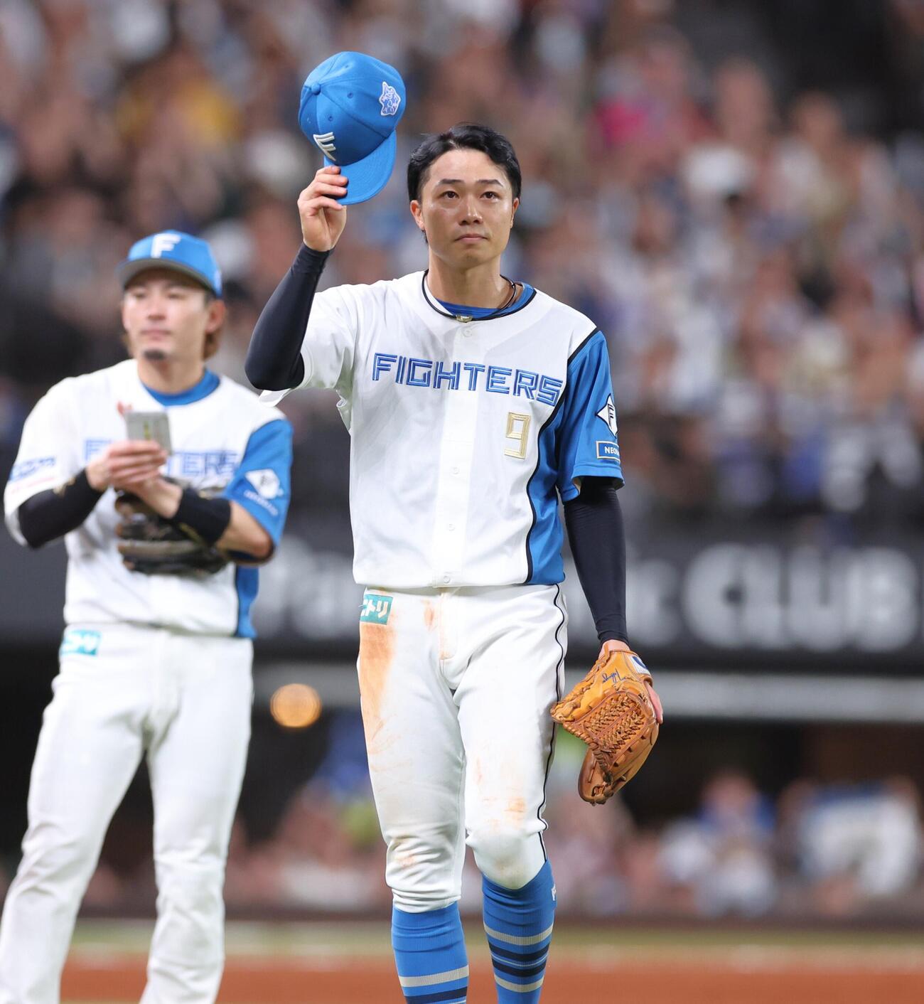 日本ハム対楽天　7回表の守備の途中で交代する日本ハム中島卓也はスタンドに手を振ってベンチに引き揚げる（撮影・黒川智章）