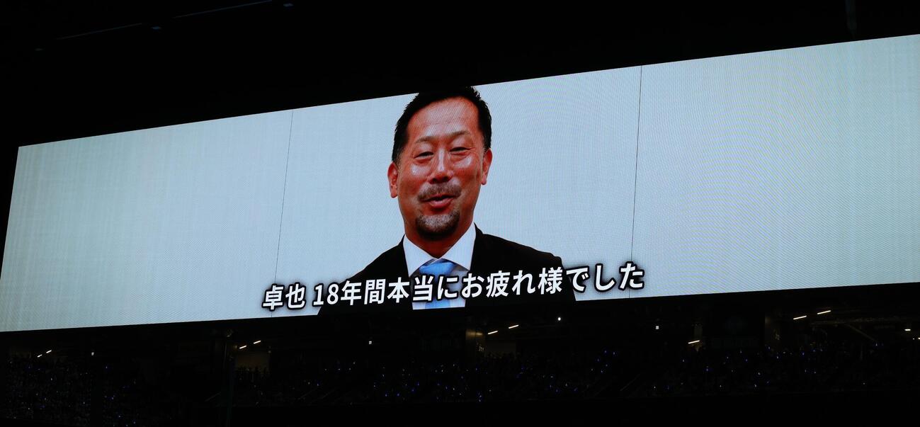 日本ハム対楽天　中島卓也の引退セレモニーでビデオメッセージを贈る三木肇さん（撮影・黒川智章）
