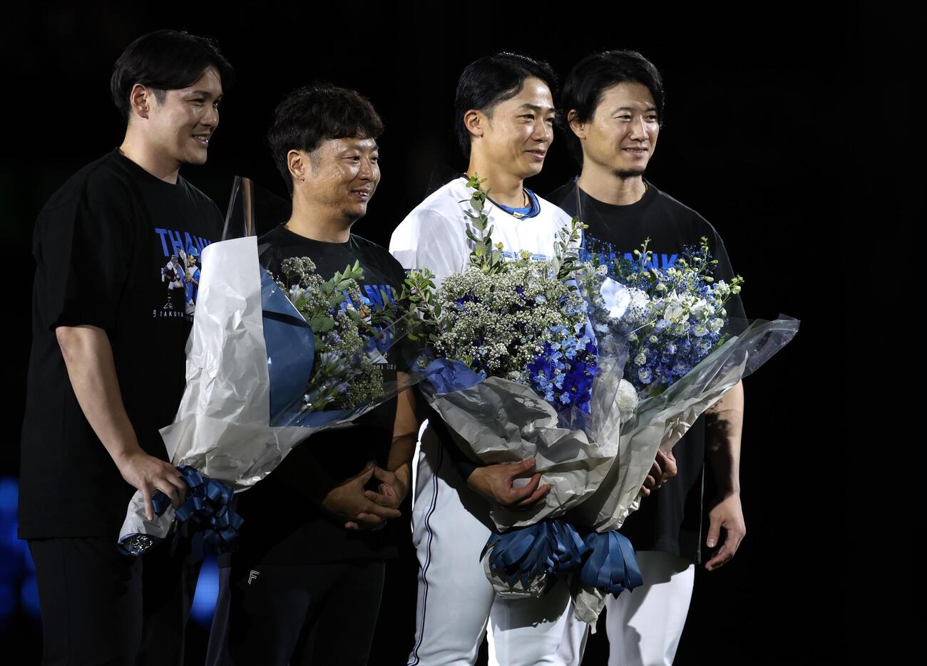 日本ハム対楽天　引退セレモニーで、左から鍵谷陽平、谷元圭介、西川遥輝（右端）から花束を受け取る日本ハム中島卓也（撮影・黒川智章）