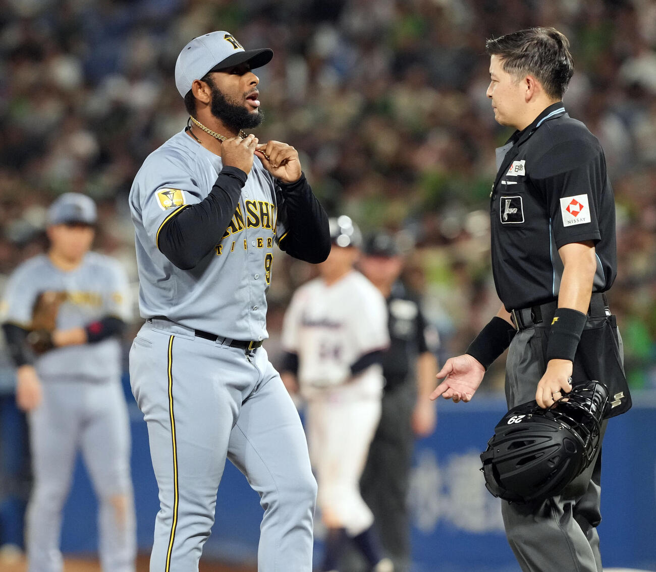 ヤクルト対阪神　10回途中からマウンドに上がった阪神のルイス・セベリーノはアクセサリーが邪魔らしく球審にとって良いのか聞く（撮影・たえ見朱実）