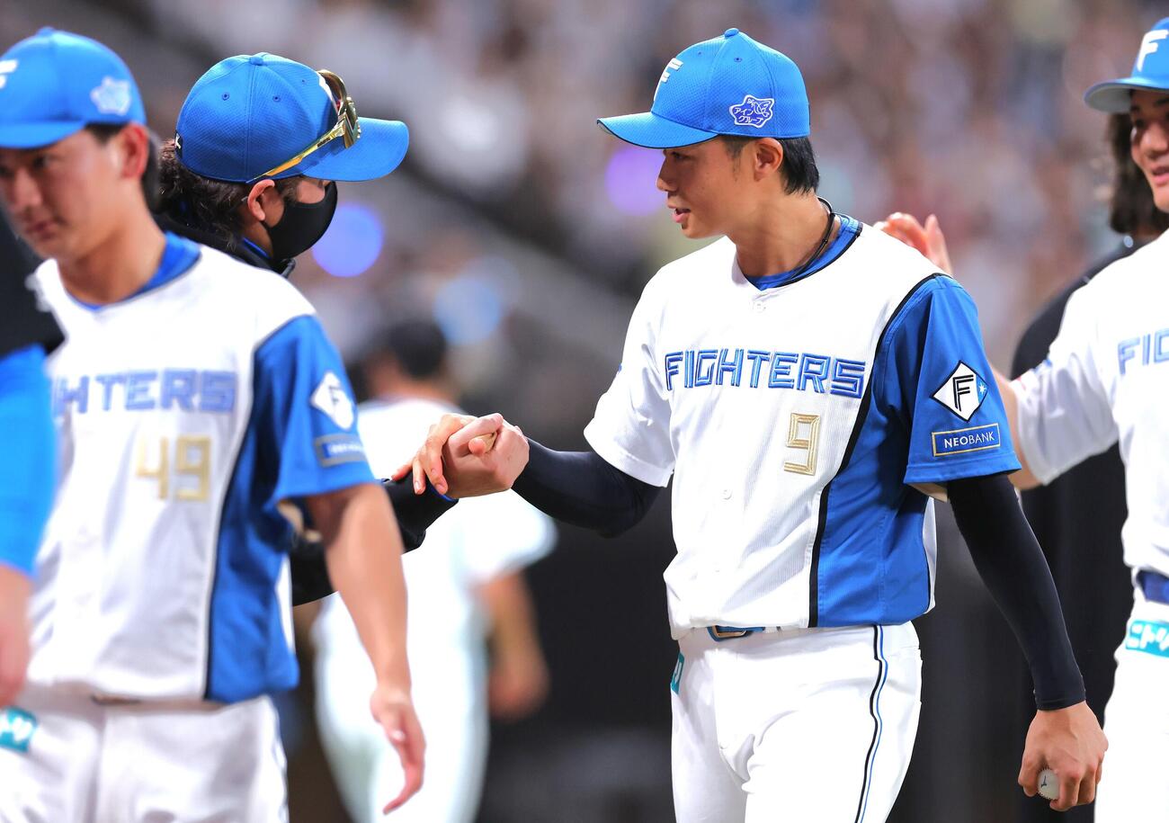 日本ハム対楽天　試合後、握手する新庄剛志監督と中島卓也（撮影・黒川智章）