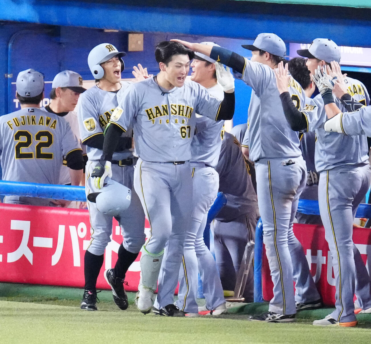 ヤクルト対阪神　11回表阪神無死一塁、2点本塁打を放ち、タッチを交わす高寺望夢（中央）（撮影・江口和貴）
