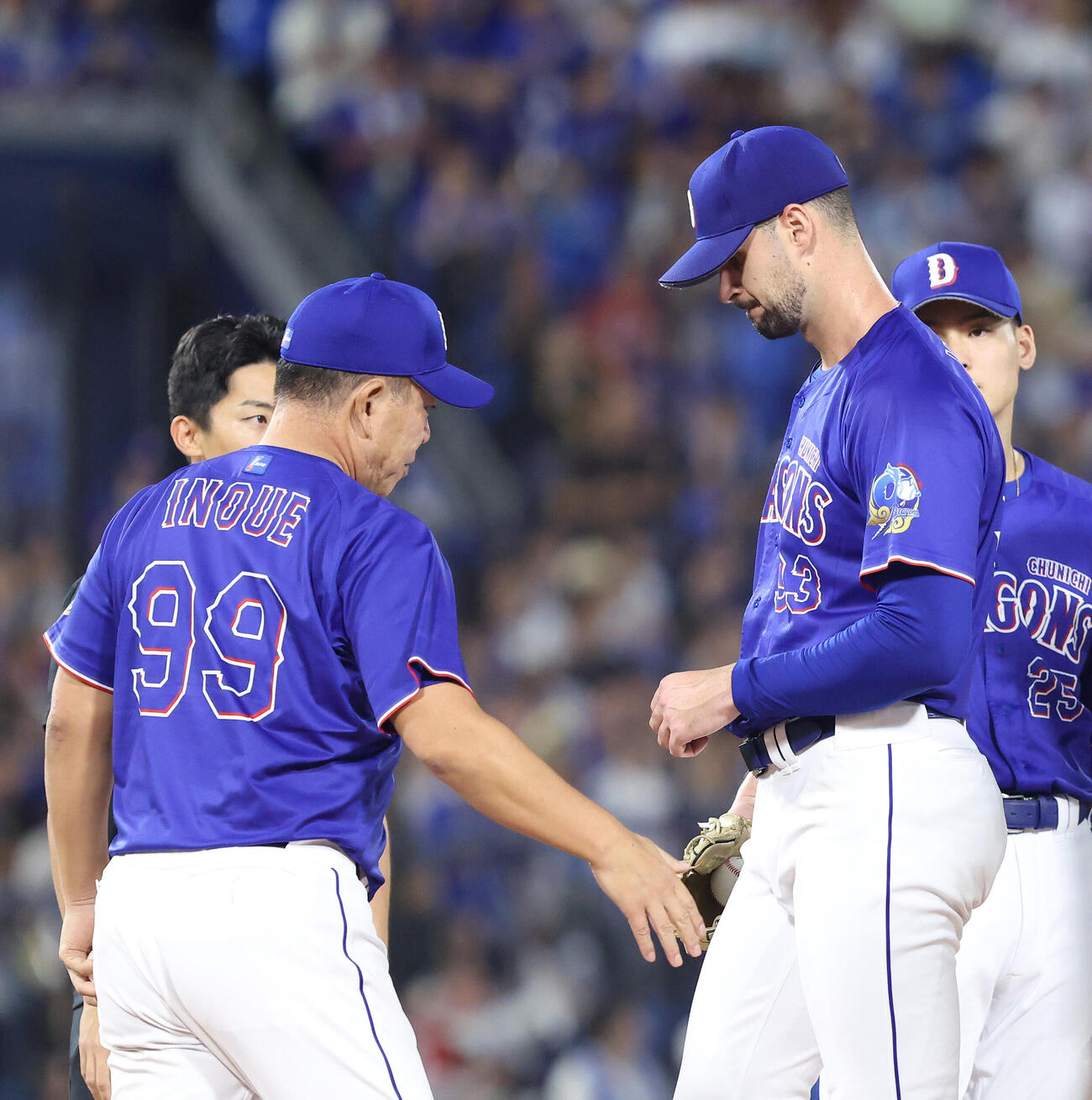 DeNA対中日　4回裏DeNA無死一、二塁、降板となるマラー（右）。左は井上一樹監督（撮影・河田真司）