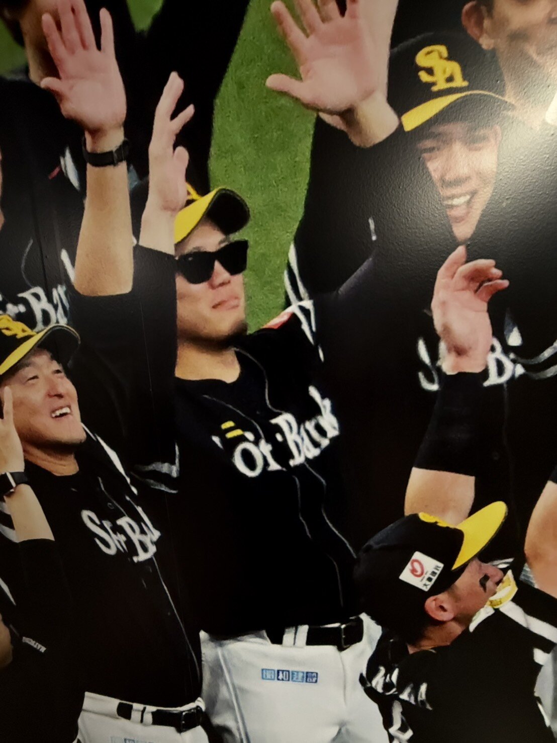みずほペイペイドームの選手通路には、17日のリーグ優勝の写真が飾られ、上茶谷のカメラサングラス姿もバッチリ