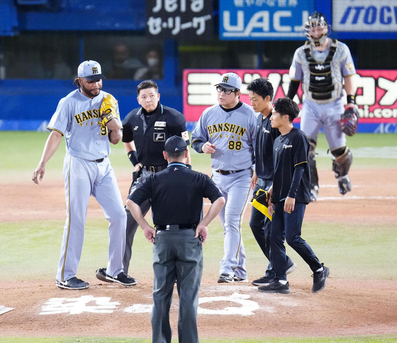 ヤクルト対阪神　10回裏途中、マウンドから引き揚げる阪神8番手のラファエル・ドリス（左端）（撮影・江口和貴）