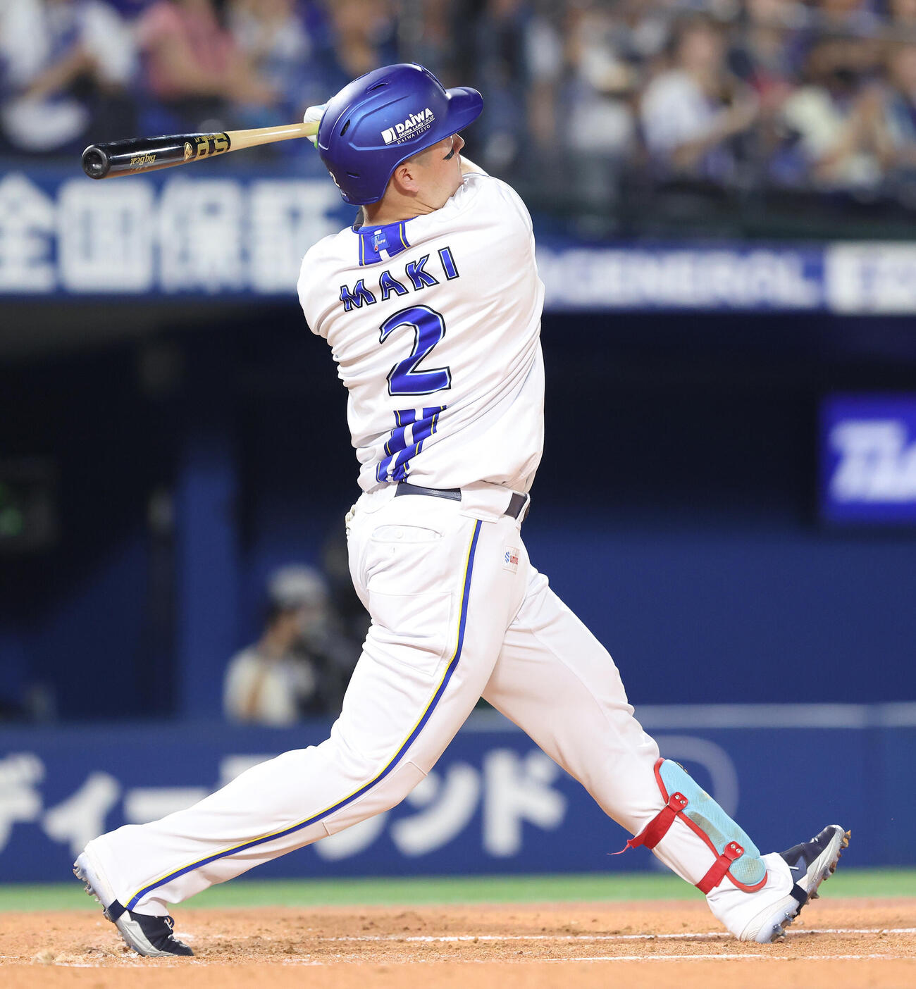 DeNA対中日　1回裏DeNA無死一塁、左越えに先制2点本塁打を放つ牧秀悟（撮影・河田真司）