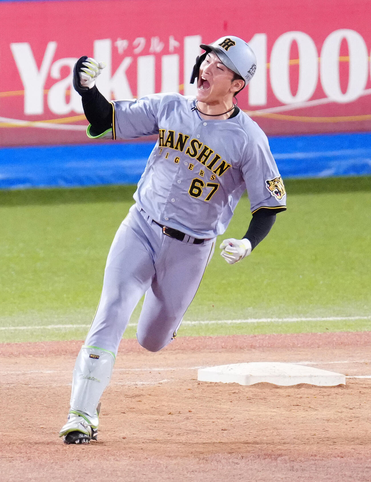ヤクルト対阪神　11回表阪神無死一塁、2点本塁打を放ち、ガッツポーズする高寺望夢（撮影・江口和貴）