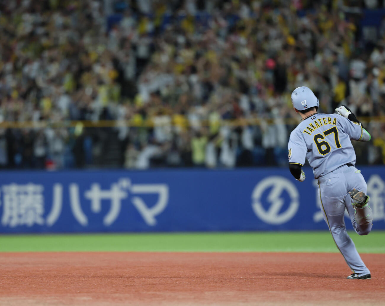 ヤクルト対阪神　11回表阪神無死一塁、2点本塁打を放ちガッツポーズ高寺望夢（撮影・水谷安孝）