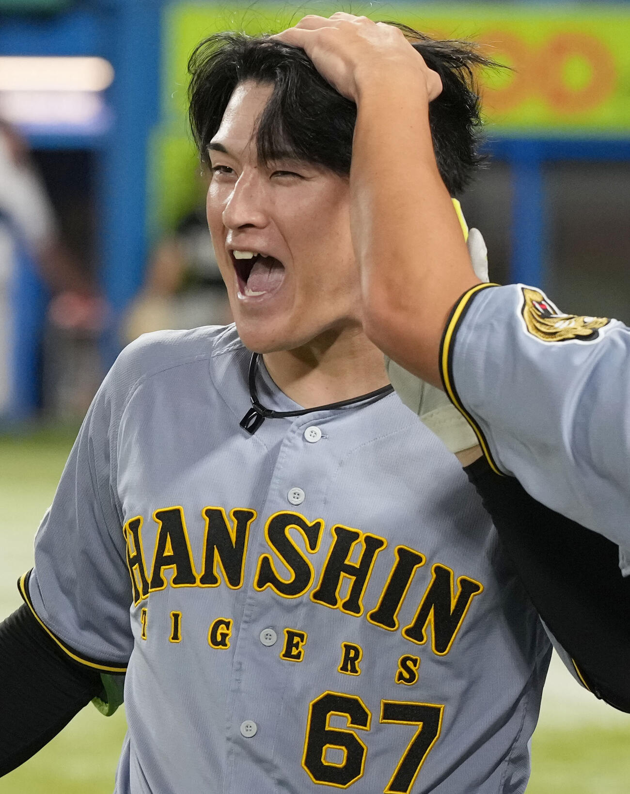 ヤクルト対阪神　11回表阪神無死一塁、2点本塁打を放ち笑顔を見せる高寺望夢（撮影・たえ見朱実）