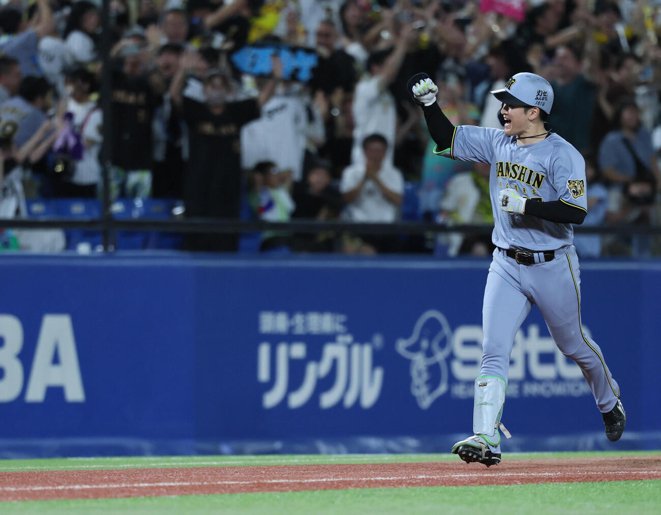 ヤクルト対阪神　11回表阪神無死一塁、2点本塁打を放った高寺望夢はベンチに向かってガッツポーズ（撮影・水谷安孝）