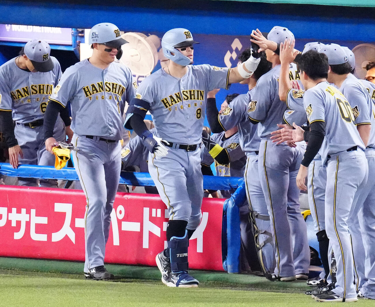 ヤクルト対阪神　1回表阪神無死二塁、2点本塁打を放ち、タッチを交わす佐藤輝明（中央）。左は森下翔太（撮影・江口和貴）