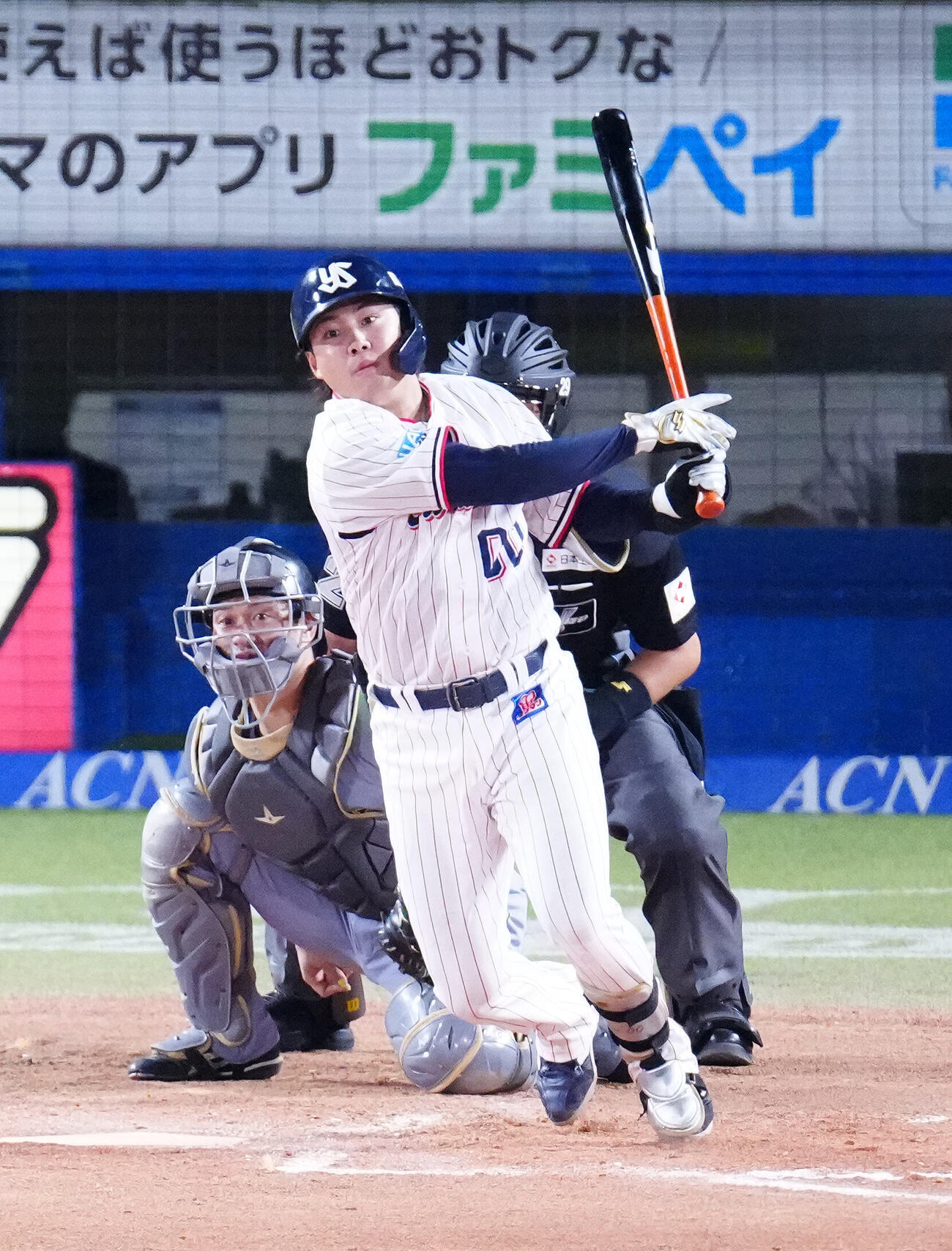 ヤクルト対阪神　6回裏ヤクルト無死、中前打を放つ赤羽由紘（撮影・江口和貴）