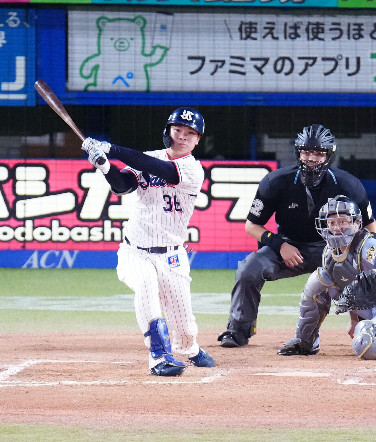 ヤクルト対阪神　6回裏ヤクルト2死一、二塁、2点適時二塁打を放つ西村瑠伊斗（撮影・江口和貴）