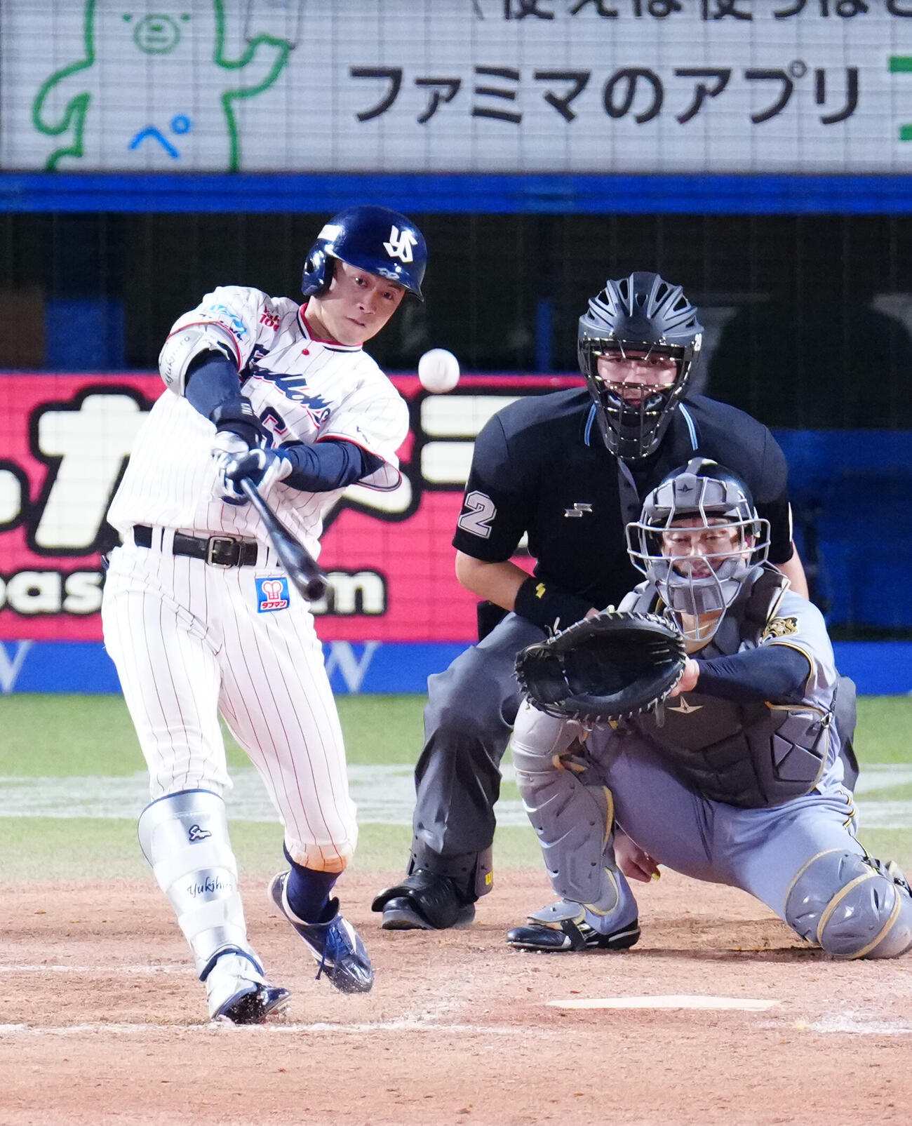 ヤクルト対阪神　8回裏ヤクルト無死、中前打を放つ岩田幸宏（撮影・江口和貴）