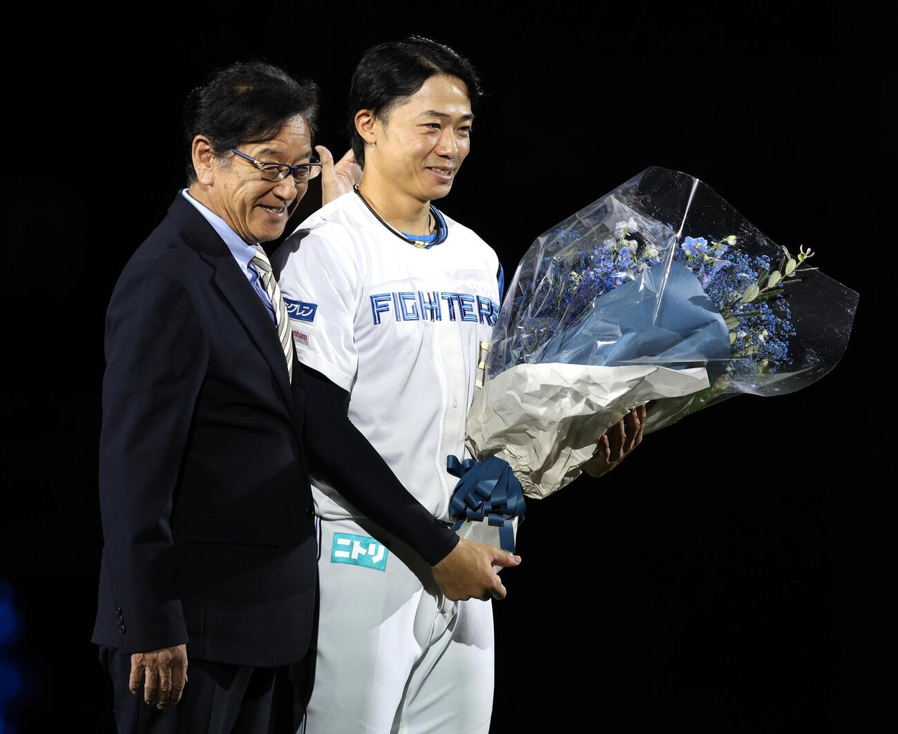 日本ハム対楽天　引退セレモニーで栗山英樹CBOから花束を受け取る中島卓也（撮影・黒川智章）