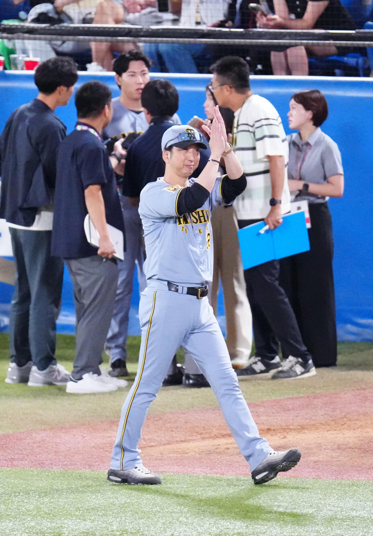 ヤクルト対阪神　試合後、声援に応えながらベンチに引き揚げる阪神藤川球児監督（撮影・江口和貴）