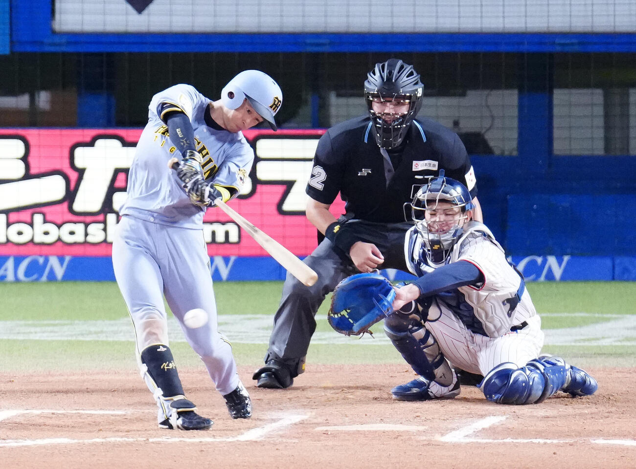ヤクルト対阪神　10回表阪神無死、右前打を放つ近本光司（撮影・江口和貴）