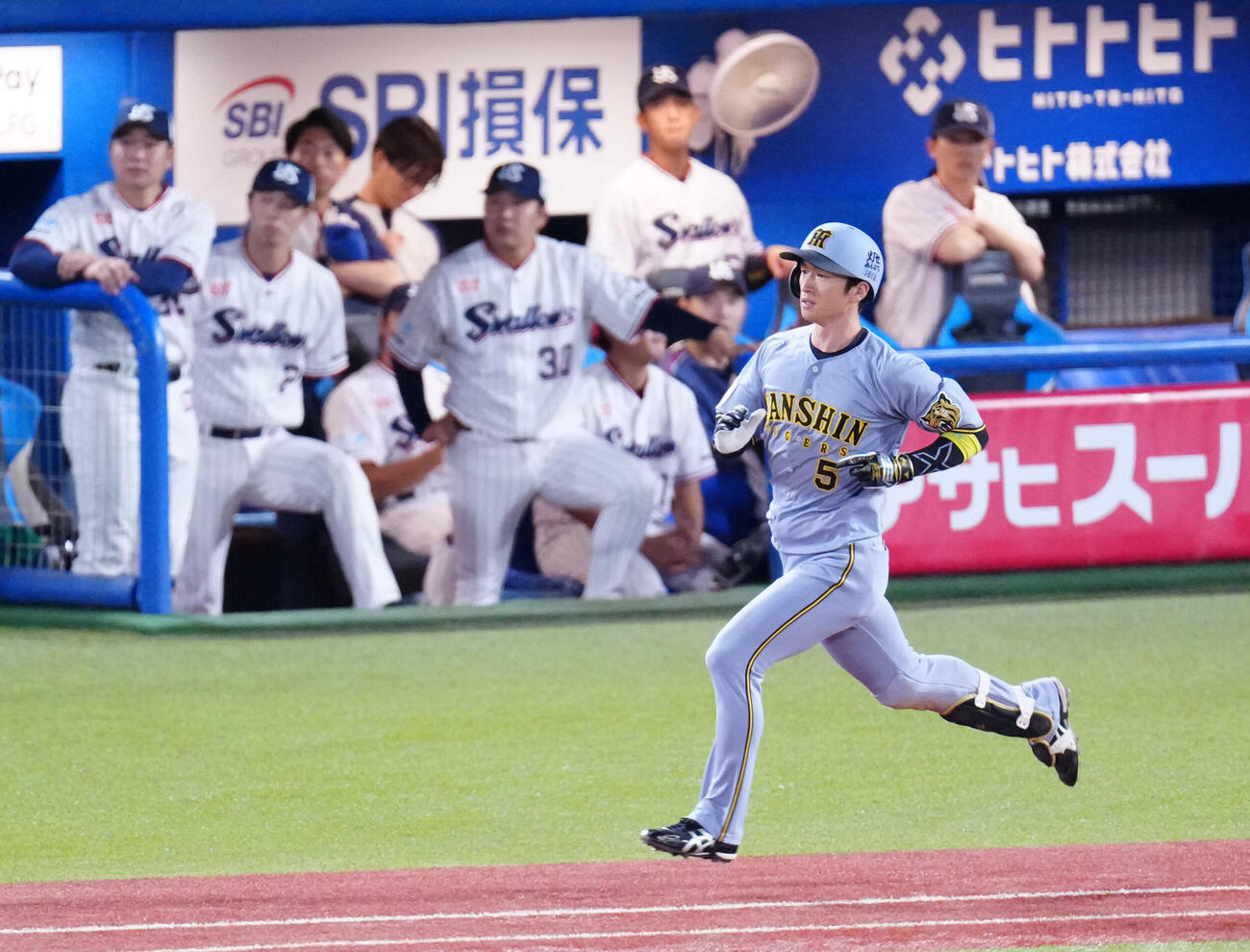ヤクルト対阪神　10回表阪神無死、右前打を放った近本光司（撮影・江口和貴）
