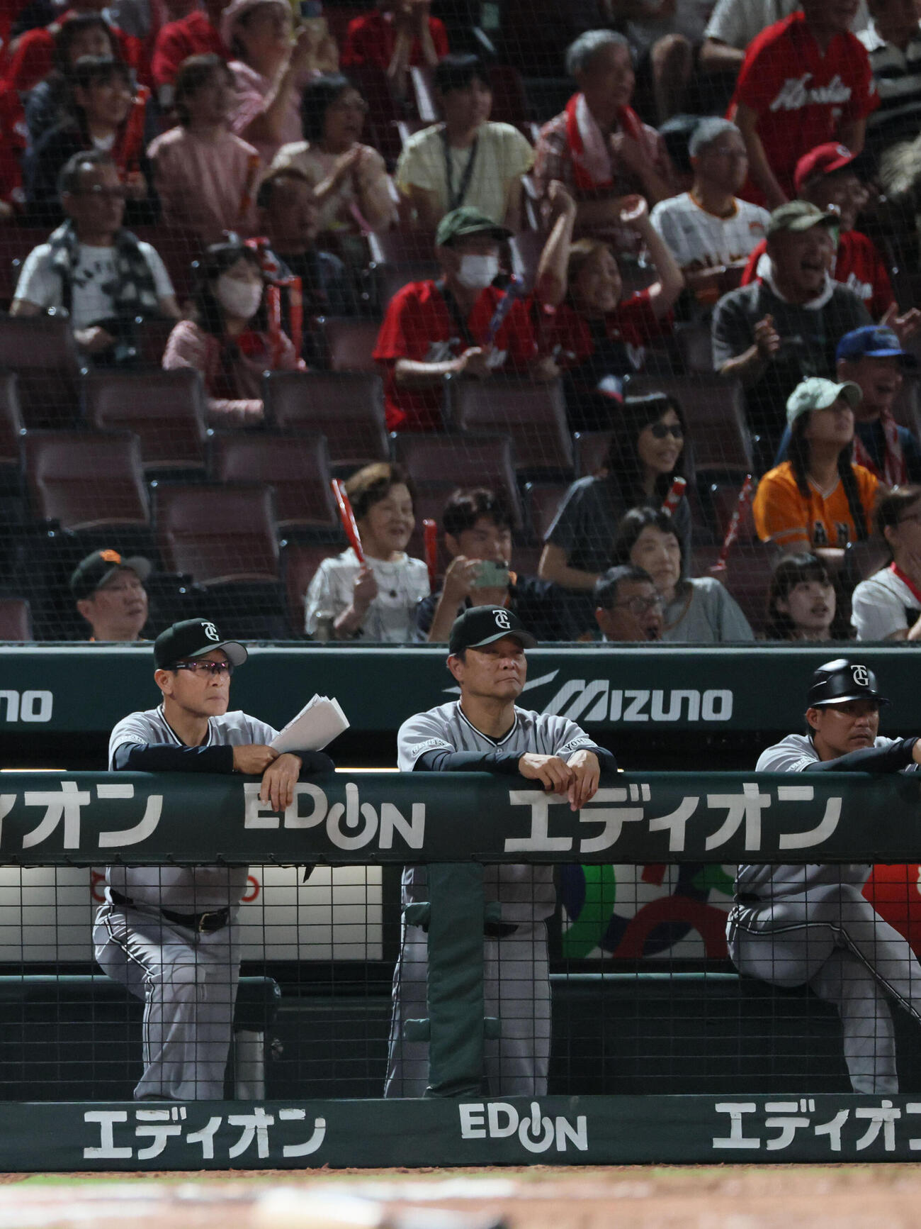 広島対巨人　11回裏広島1死満塁、勝田成の右犠飛でサヨナラ負けの巨人橋上秀樹監督代行（（中央））（撮影・加藤孝規）