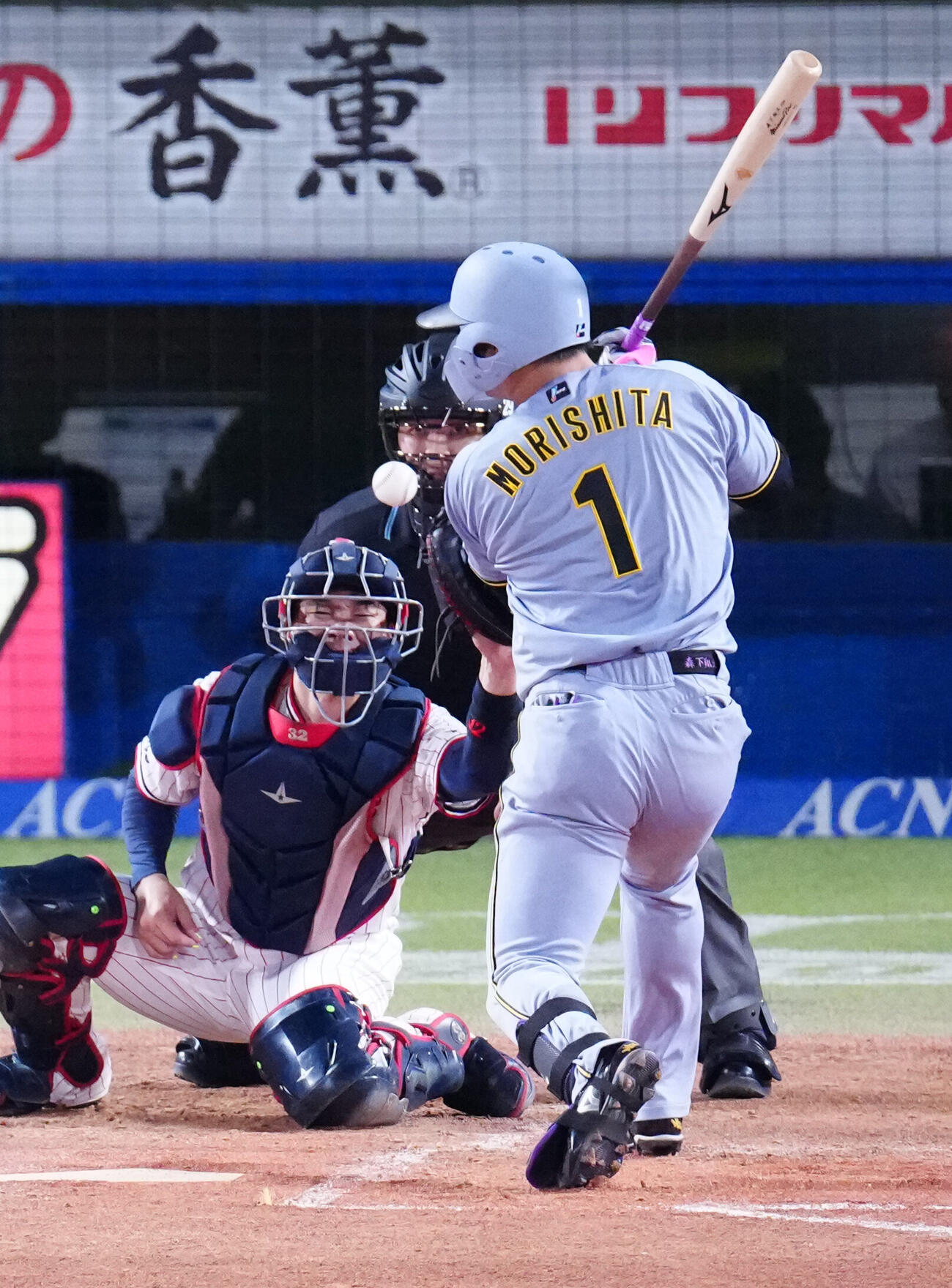 ヤクルト対阪神　2回表阪神1死一塁、死球を受ける森下翔太（撮影・江口和貴）
