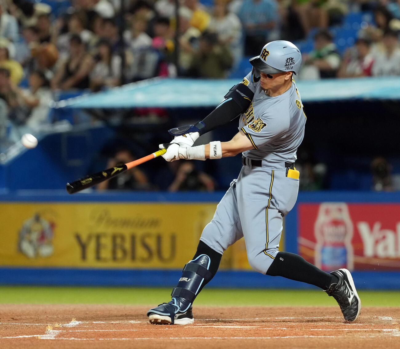 ヤクルト対阪神　1回表阪神無死二塁、2点本塁打を放つ佐藤輝明（撮影・たえ見朱実）