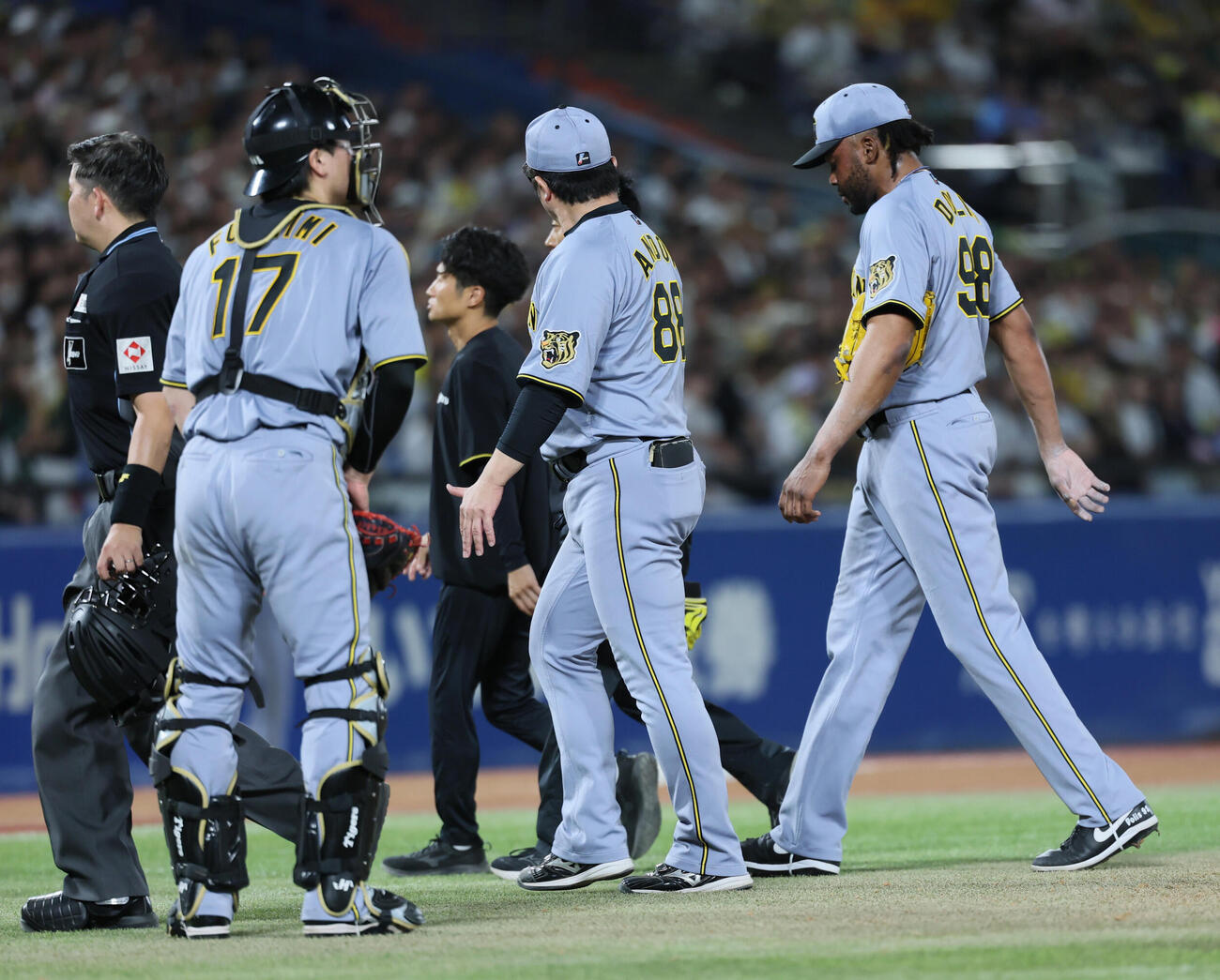 ヤクルト対阪神　10回裏ヤクルト1死一、二塁、降板するラファエル・ドリス（撮影・水谷安孝）