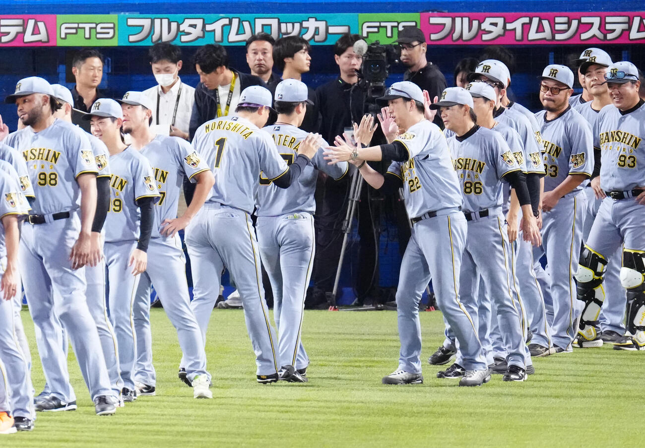 試合後、選手たちを出迎える阪神藤川球児監督（中央右）（2026年9月22日撮影）