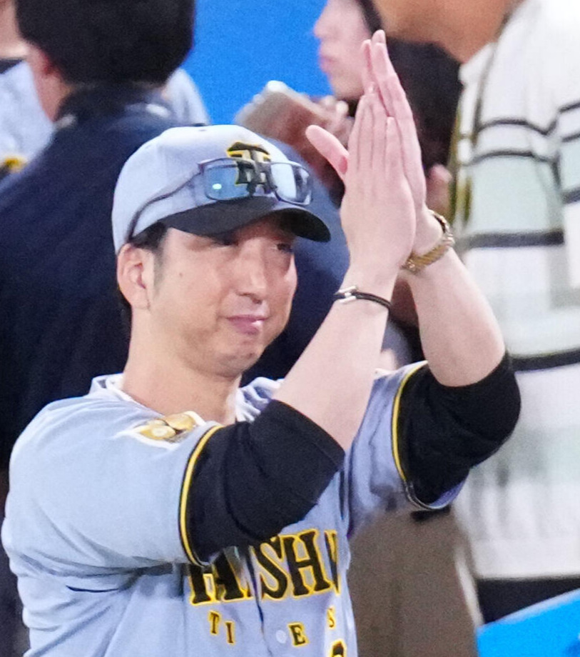 ヤクルト対阪神　試合後、声援に応えながらベンチに引き揚げる阪神藤川球児監督（2026年9月22日撮影）