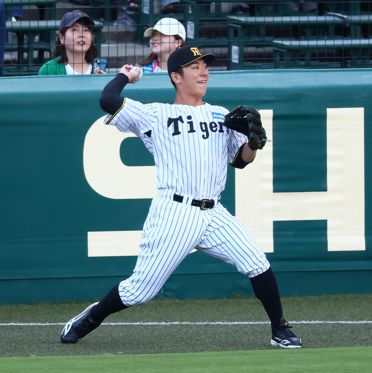 2026年9月13日　シートノックを受ける阪神豊田寛