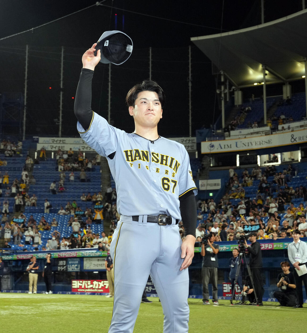 2026年9月22日　ヤクルトに勝利しファンの声援に応える阪神高寺望夢