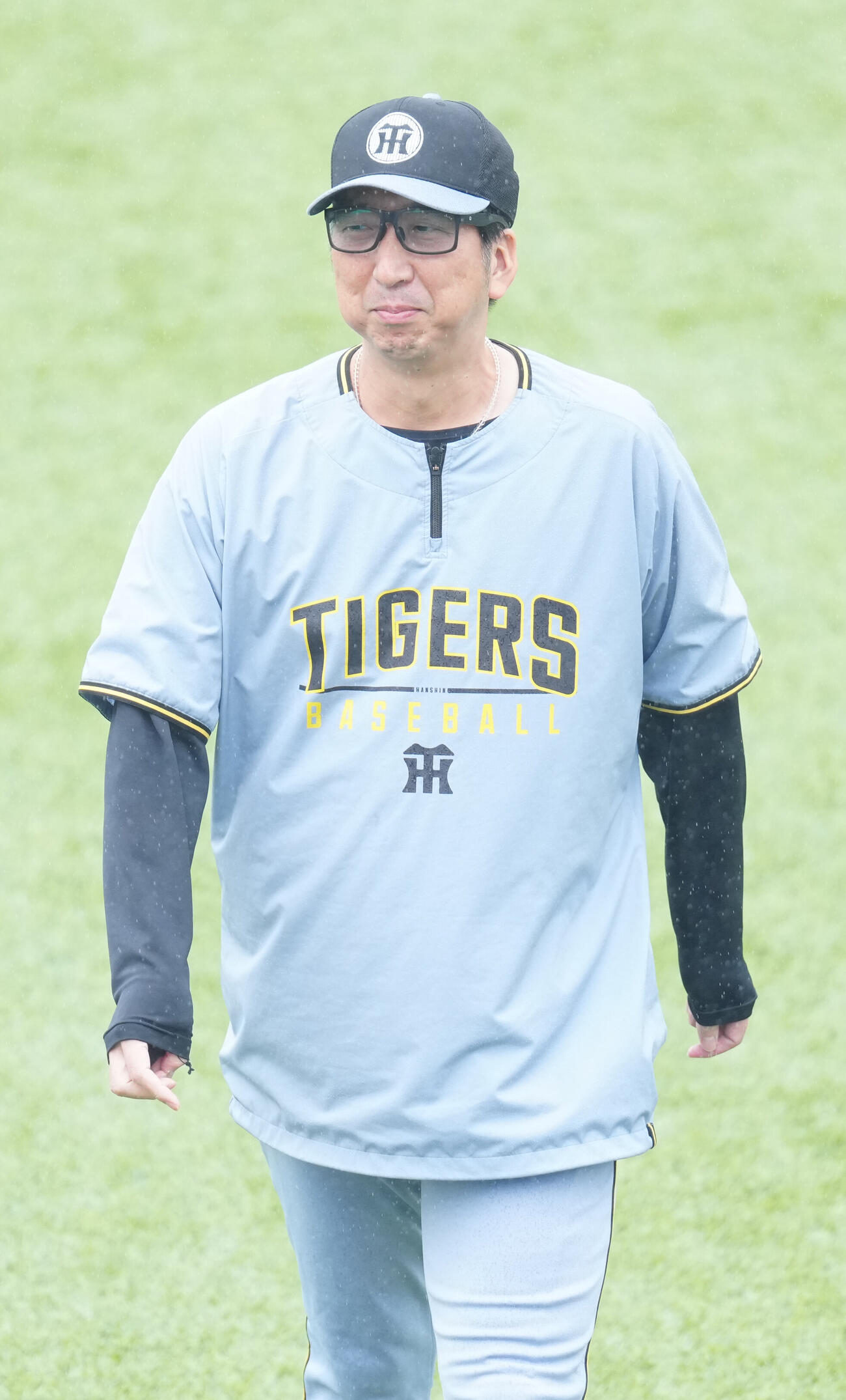 ヤクルト対阪神　試合前練習を見つめる阪神藤川球児監督（撮影・江口和貴）