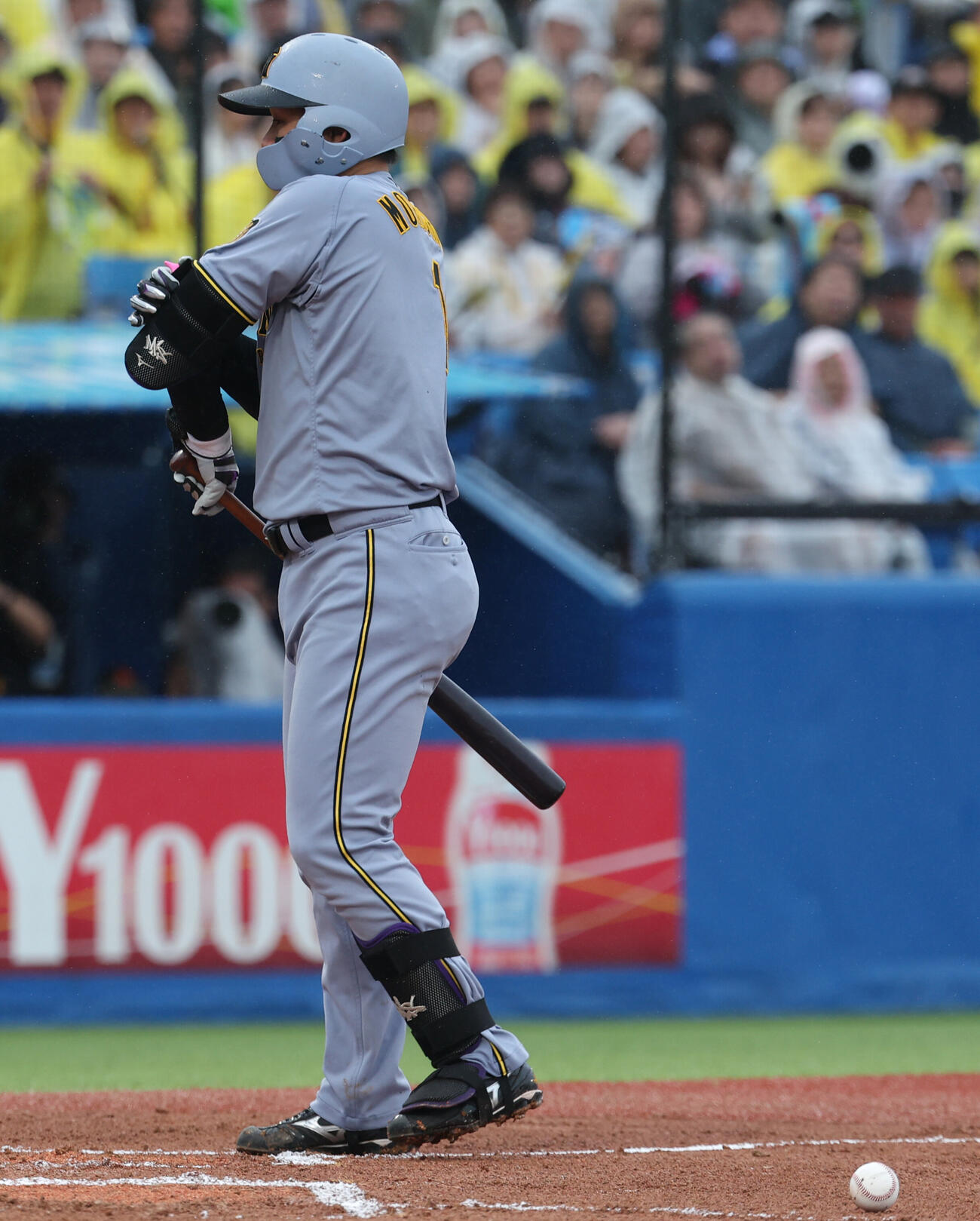 ヤクルト対阪神　6回表阪神無死一塁、死球を受けアピールする森下翔太（撮影・水谷安孝）