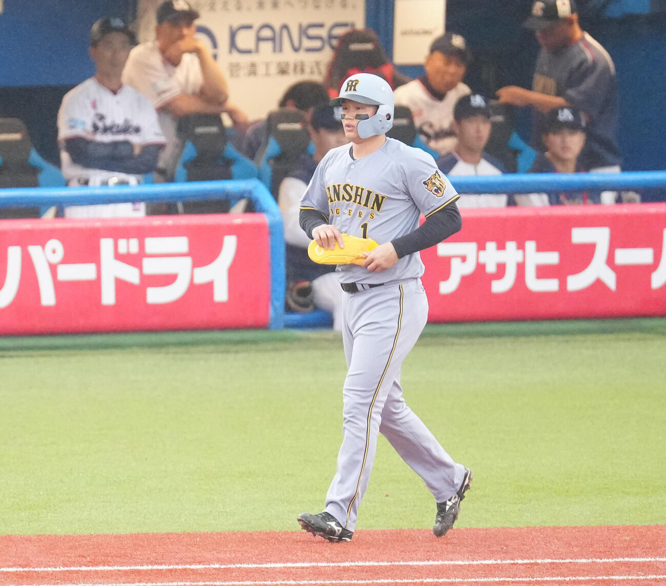 ヤクルト対阪神　6回表阪神無死一塁、死球を受けた森下翔太（撮影・江口和貴）