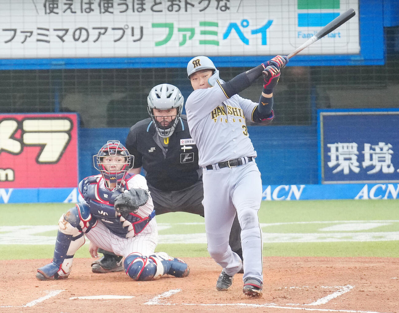 ヤクルト対阪神　6回表阪神無死満塁、先制適時打を放つ大山悠輔（撮影・江口和貴）