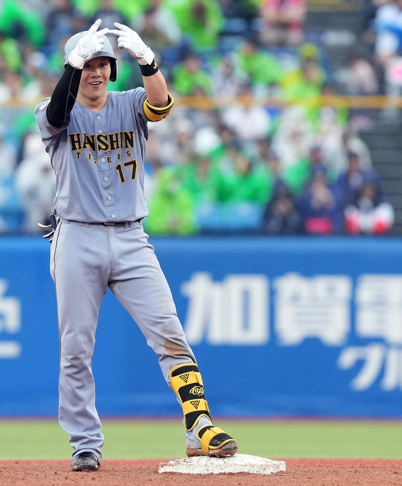 ヤクルト対阪神　6回表阪神2死満塁、右翼線に走者一掃の適時二塁打を放ち笑顔を見せる伏見寅威（撮影・たえ見朱実）
