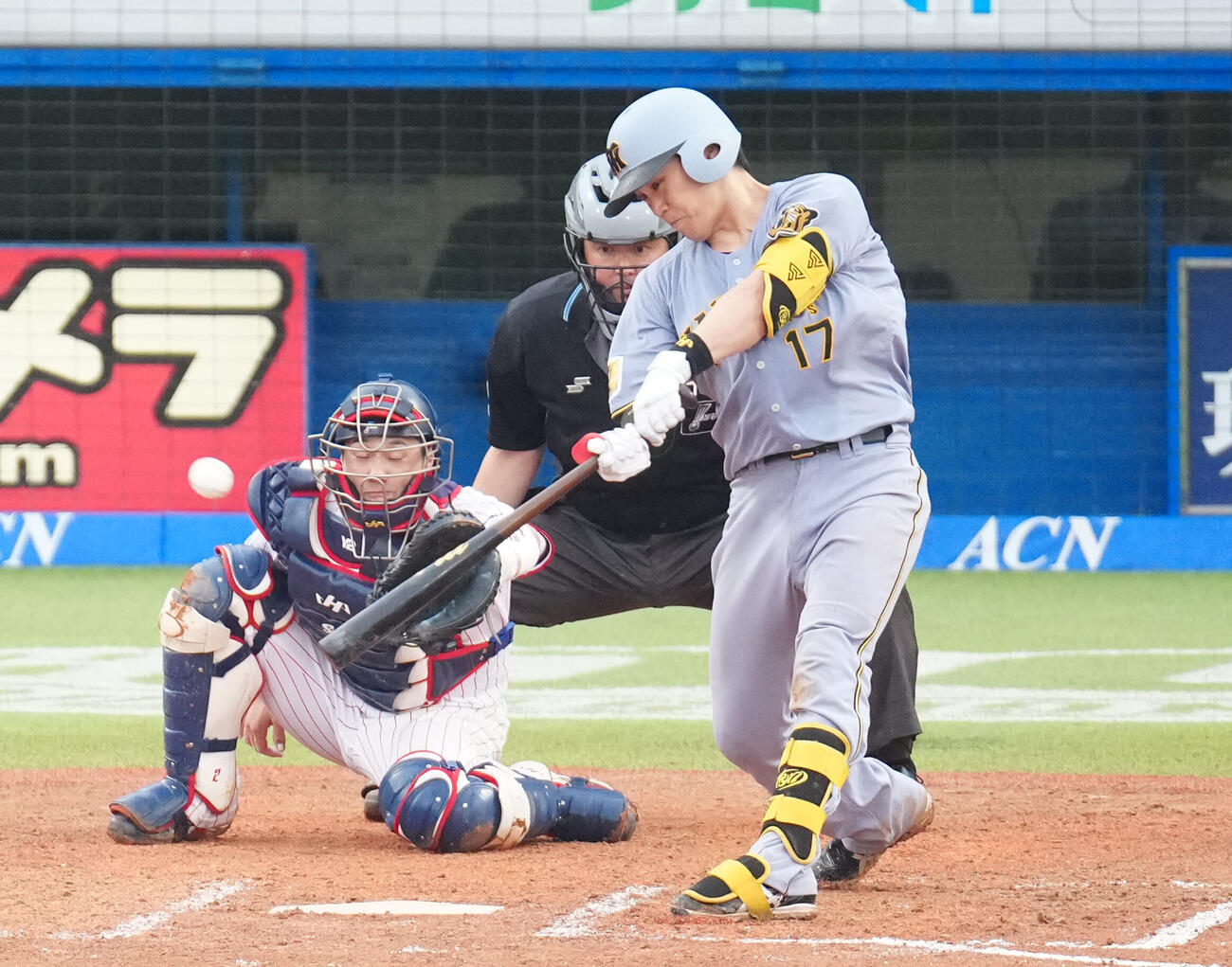 ヤクルト対阪神　6回表阪神無死満塁、走者一掃となる3点適時二塁打を放つ伏見寅威（撮影・江口和貴）