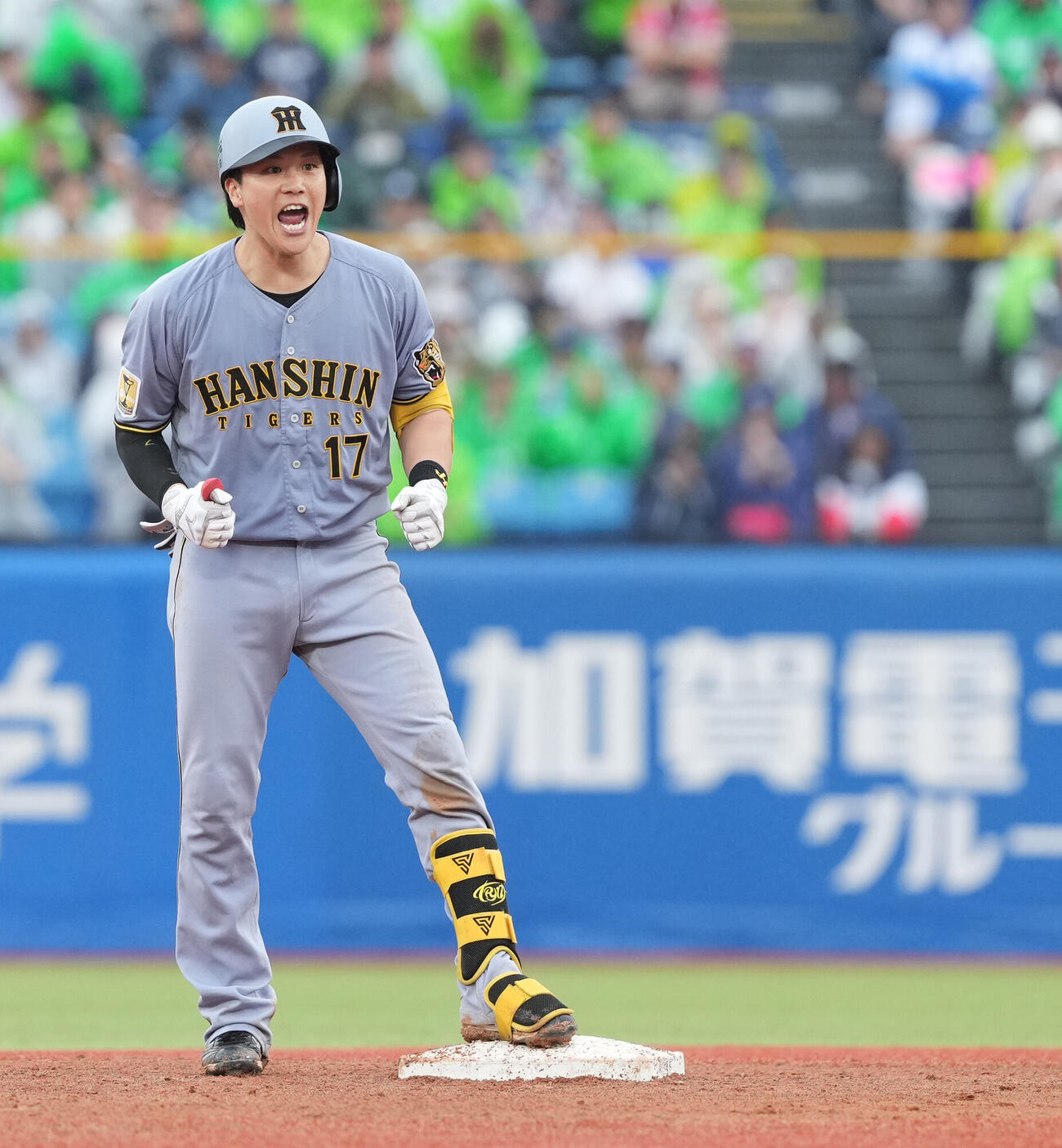 ヤクルト対阪神　6回表阪神2死満塁、右翼線に走者一掃の適時二塁打を放ちほえる伏見寅威（撮影・たえ見朱実）