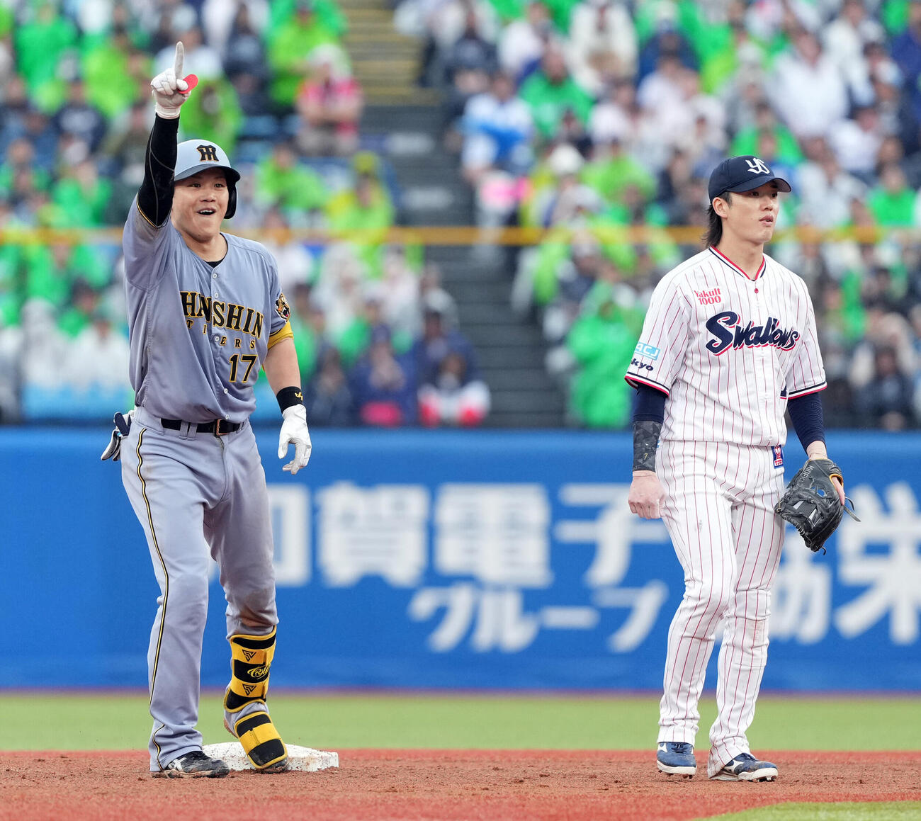 ヤクルト対阪神　6回表阪神2死満塁、右翼線に走者一掃の適時二塁打を放ちポーズを決める伏見寅威（撮影・たえ見朱実）