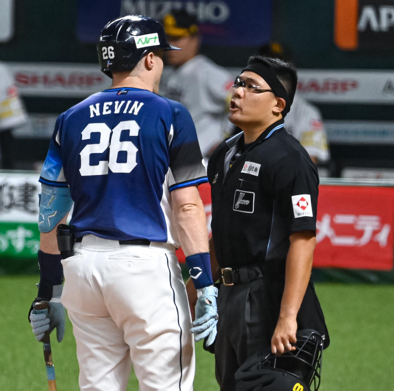 ソフトバンク対西武　6回表2死、ネビンは見逃しの三振、判定に納得できないネビンは侮辱行為で退場となる、右は市川貴之主審