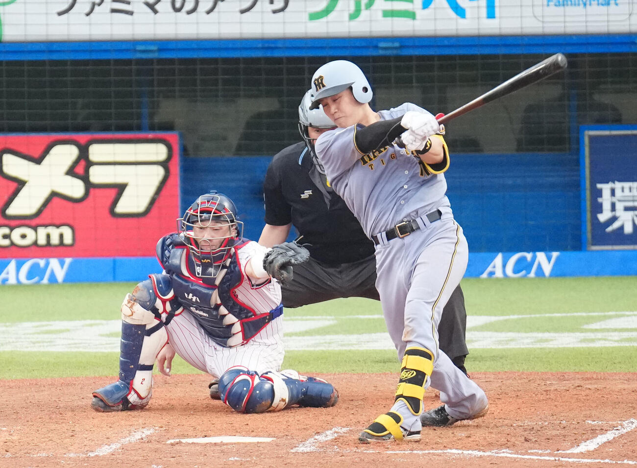 ヤクルト対阪神　6回表阪神2死満塁、走者一掃となる3点適時二塁打を放つ伏見寅威（撮影・江口和貴）