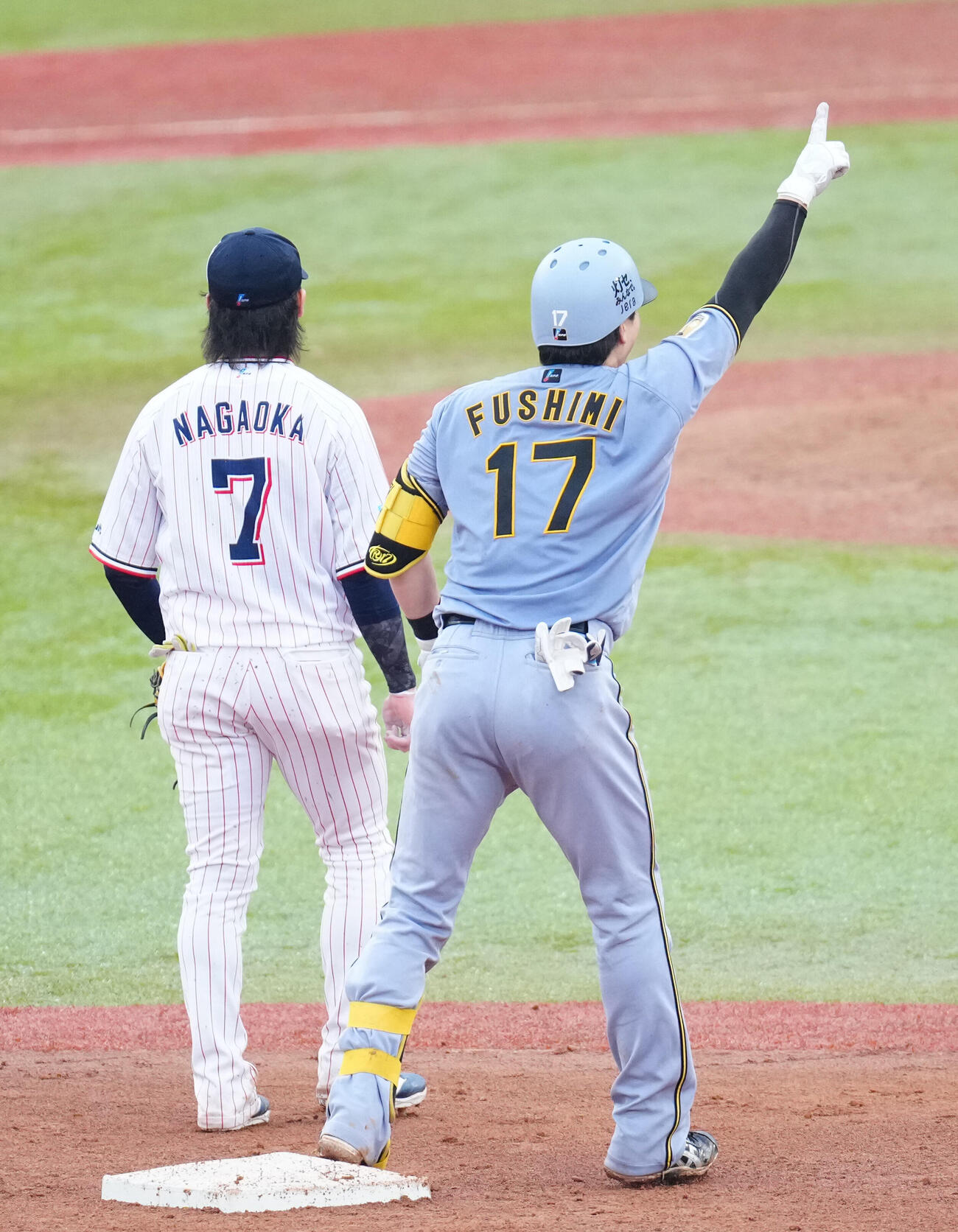 ヤクルト対阪神　6回表阪神2死満塁、3点適時二塁打を放った伏見寅威（右）（撮影・江口和貴）