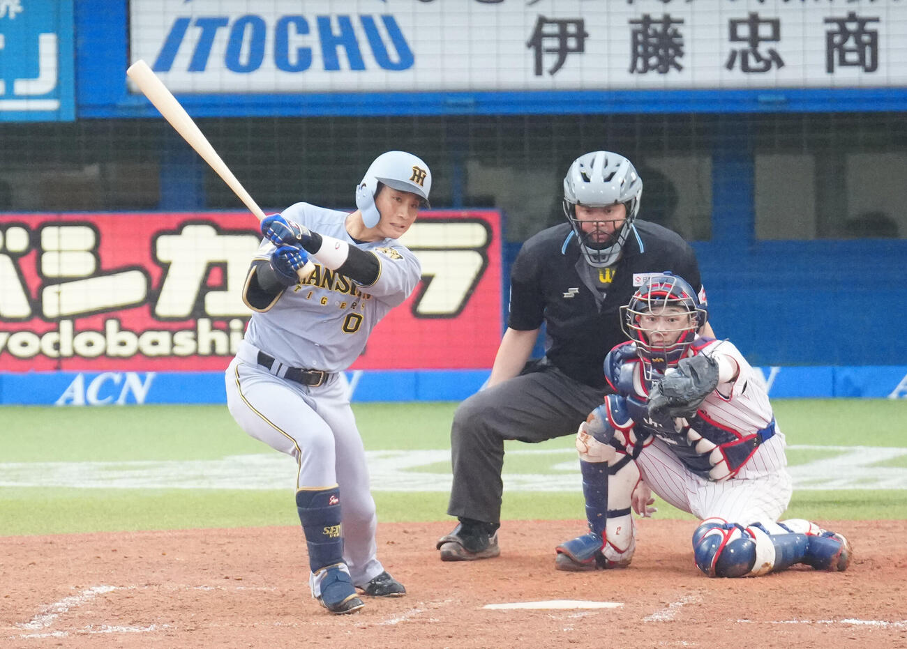 ヤクルト対阪神　7回表阪神2死満塁、2点適時打を放つ代打木浪聖也（撮影・江口和貴）