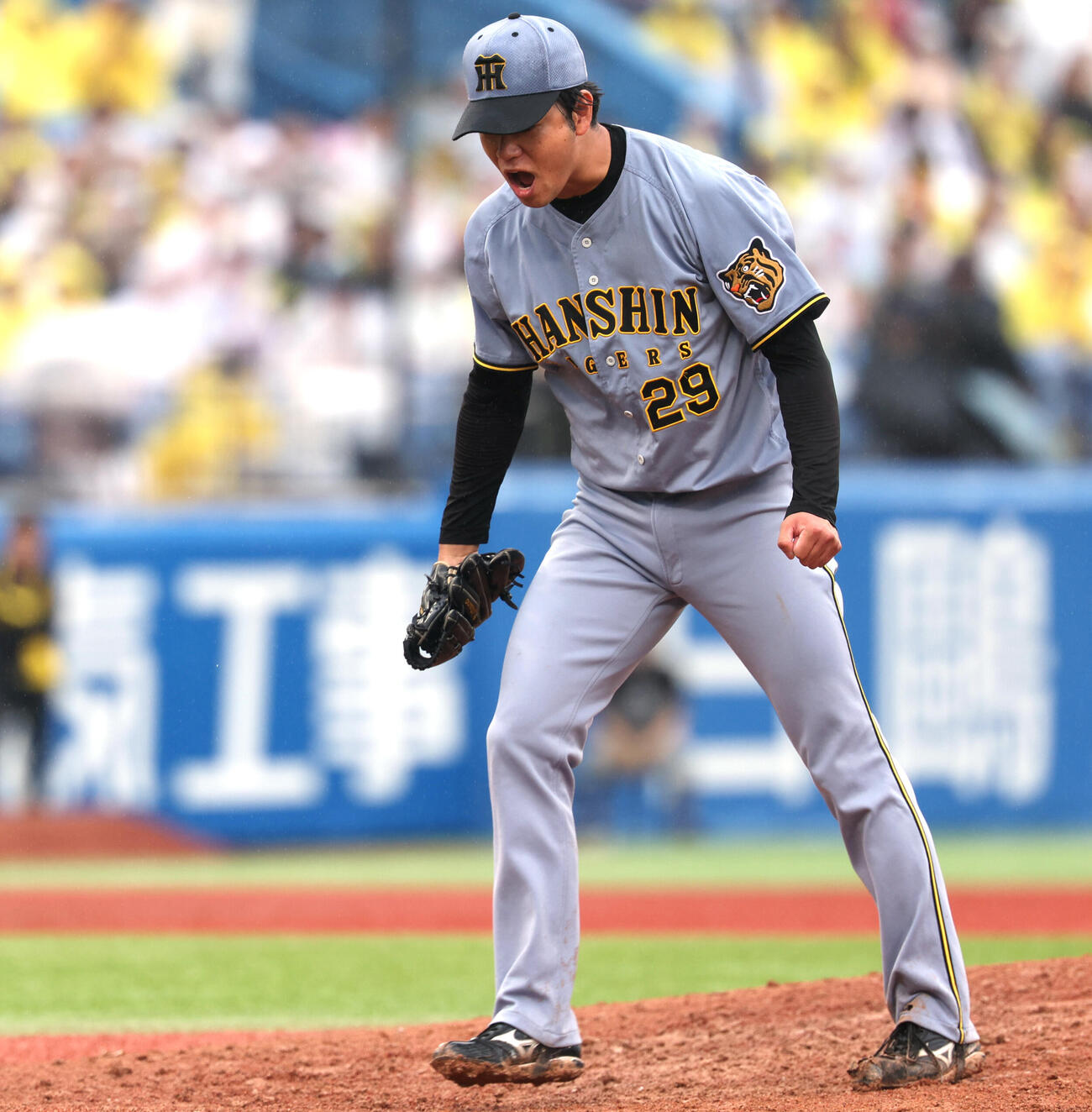 ヤクルト対阪神　4回裏ヤクルト2死二、三塁、岩田幸宏を三振に抑えほえる高橋遥人（撮影・水谷安孝）