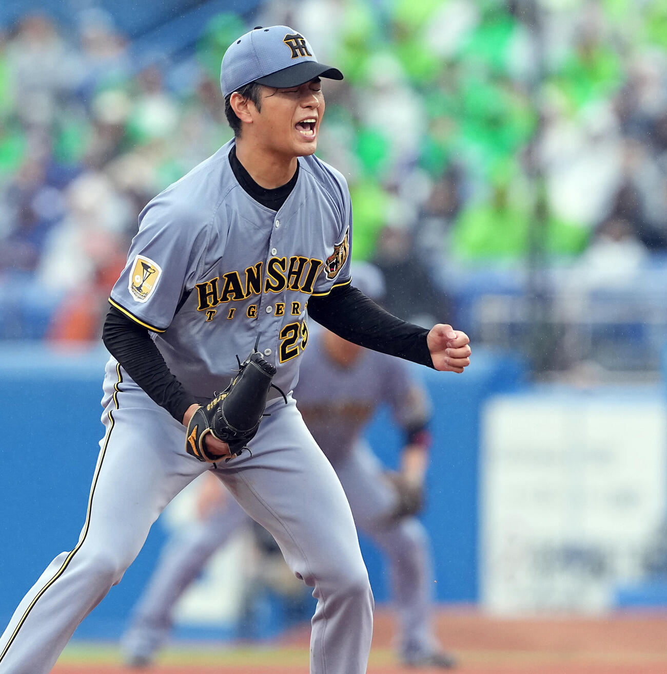 ヤクルト対阪神　4回裏ヤクルト2死二、三塁、岩田幸宏を空振り三振に仕留めほえる高橋遥人（撮影・たえ見朱実）