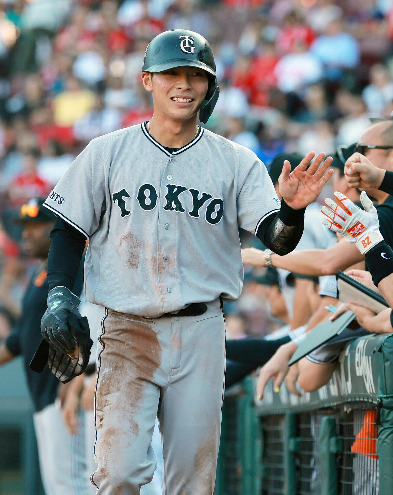 広島対巨人　5回表巨人無死二、三塁、生還し出迎えを受ける平山功太（撮影・上山淳一）