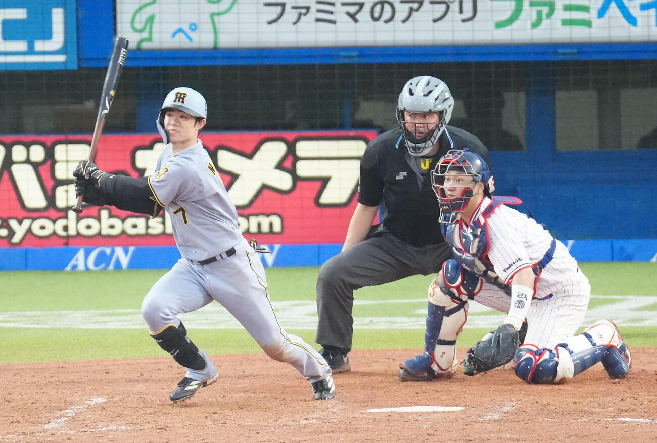 ヤクルト対阪神　8回表阪神無死一塁、右前打を放つ中野拓夢（撮影・江口和貴）