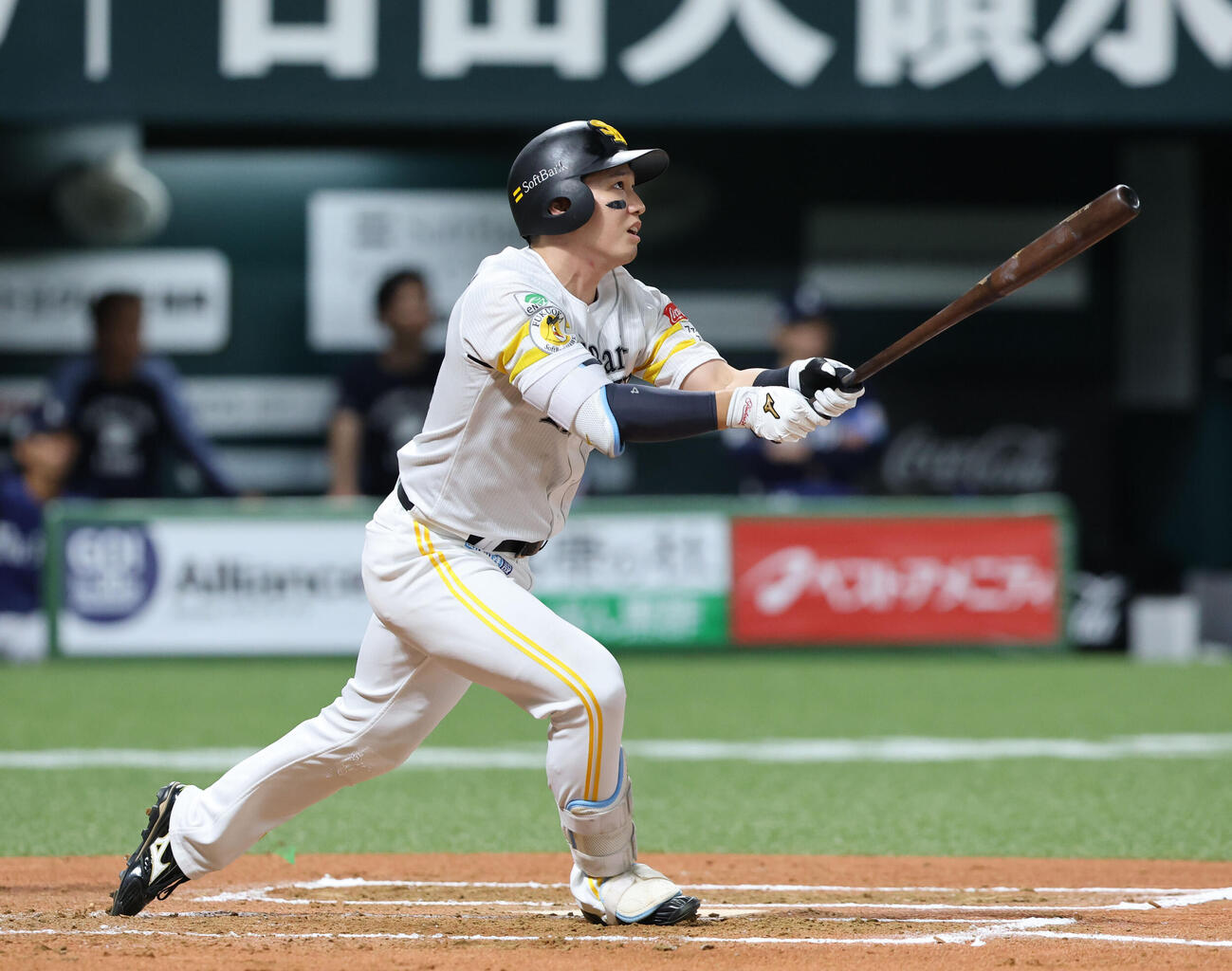ソフトバンク対西武　6回裏ソフトバンク2死一、二塁、栗原陵矢は右中間に3点本塁打を放つ（撮影・梅根麻紀）