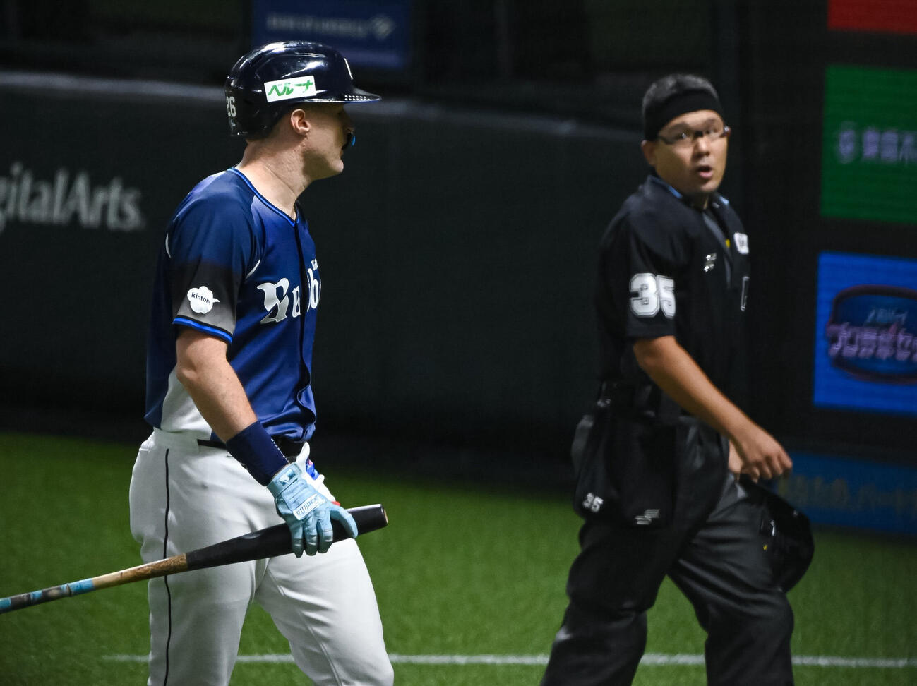 ソフトバンク対西武　6回表2死、ネビンは見逃しの三振、判定に納得できないネビンは侮辱行為で退場となる、右は市川貴之主審
