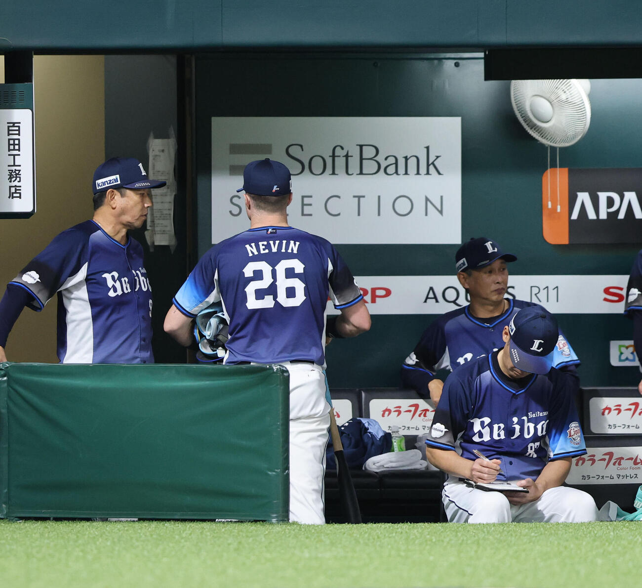ソフトバンク対西武　6回表2死、ネビンは見逃しの三振、判定に納得できないネビンは侮辱行為で退場となる（撮影・梅根麻紀）