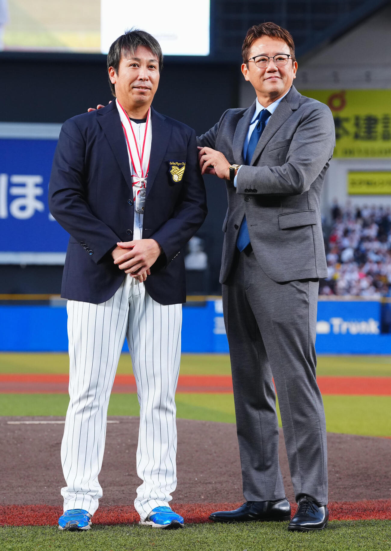 ロッテ対オリックス　通算250セーブを達成したロッテ益田直也（左）は古田敦也氏から名球会ブレザーを贈られ写真に納まる（撮影・垰建太）